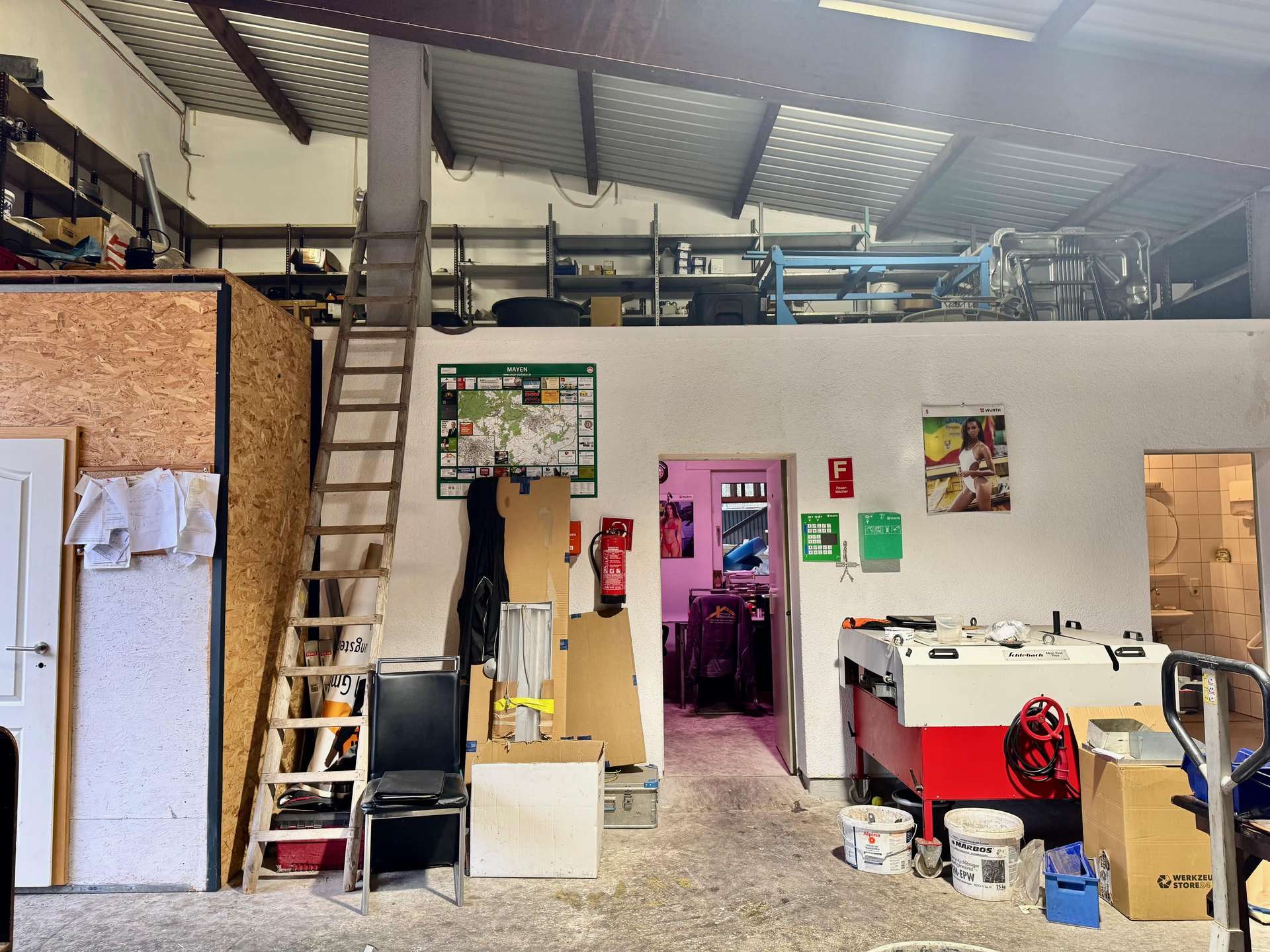 Halle, Hochlager, gro&szlig;er &uuml;berdachter Unterstand, Freifl&auml;che, B&uuml;ro etc. - alles vorhanden